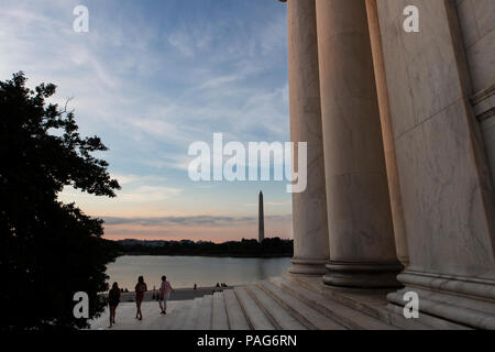 Guardando attraverso il bacino di marea verso il Monumento a Washington dal Jefferson Memorial a Washington DC, al tramonto. Foto Stock