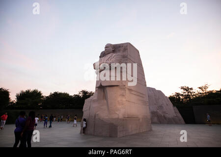 Il Martin Luther King Jr. memorial di Washington DC al tramonto. Il memorial sorge nella zona ovest di Potomac Park vicino al National Mall. Foto Stock