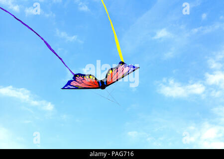 Flying Butterfly Kite, colorata, multi colori, Streamers, cielo blu', Colore, Hunstanton beach Foto Stock