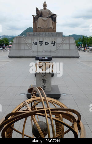 Gwanghwamun Plaza, noto anche come Gwanghwamun Square, Jongno-gu, Seoul, Corea del Sud. Foto Stock