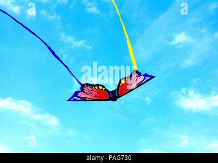Flying Butterfly Kite, colorato, multicolore, streamers, cielo blu', Color, Hunstanton Beach, Norfolk, Inghilterra Foto Stock