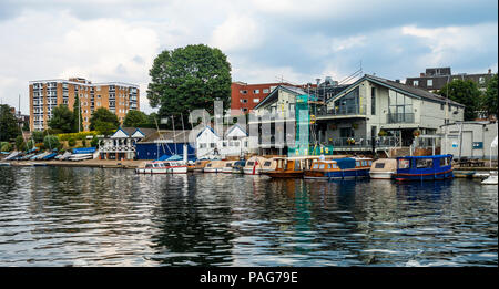 Il fiume Tamigi a Surbiton, Surrey. Harts cantiere pub e ristorante e Thames Sailing Club.. Barche e yacht, blocco di appartamenti, Greater London, Inghilterra Foto Stock