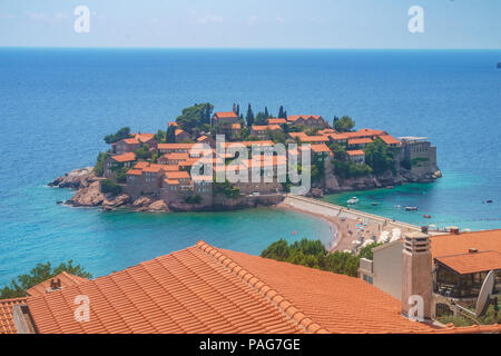 Incredibile vista aerea su Sveti Stefan isola città. Un piccolo isolotto e resort in Montenegro. Balcani, mare Adriatico, l'Europa. Giornata di sole sulla spiaggia. Foto Stock