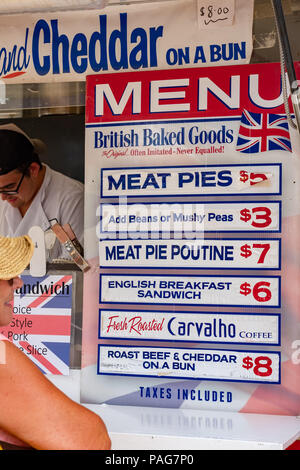 Menu sul lato di un mobile rimorchio di cibo che serve cucina di stile britannico presso la quarantunesima edizione annuale Festival scozzese in Orillia Ontario. Foto Stock