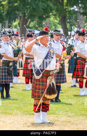 Un grande tamburo saluta durante una tubazione di massa e le prestazioni del tamburo presso la quarantunesima edizione annuale Festival scozzese in Orillia Ontario. Foto Stock