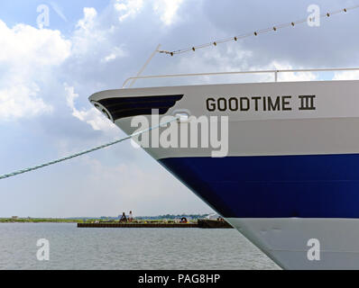 La prua della Goodtime III viene mostrato mentre ormeggiata in Cleveland Ohio northcoast porto dove ha servito l'industria del turismo per anni. Foto Stock