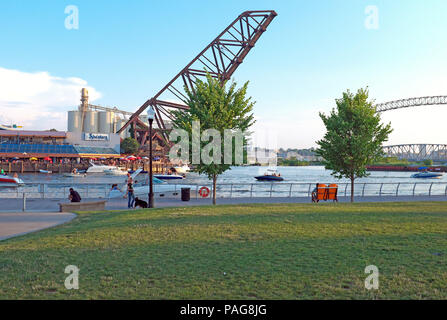 Greenspace lungo il fiume Cuyahoga sulla riva est del appartamenti in una serata estiva in Clevend, Ohio, Stati Uniti d'America. Foto Stock