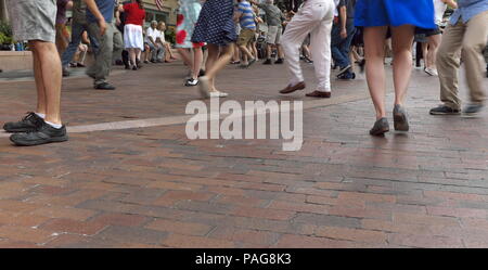 Persone i piedi sono mostrati in corrispondenza di un outdoor concerto swing dove una folla si prende la strada per la danza all'aperto per la musica dal vivo nel centro di Cleveland, Ohio, Stati Uniti d'America Foto Stock