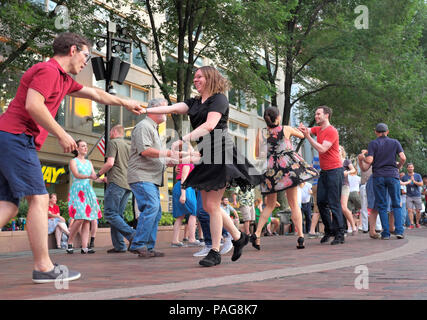 Settimanalmente Playhouse Square 'Dancing sotto le stelle" programma in Cleveland, Ohio, Stati Uniti d'America ospita istruzioni di danza e musica dal vivo durante l'estate. Foto Stock