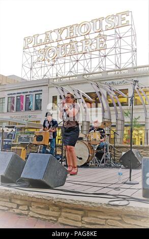 Blues Deville intrattiene all'aperto negli Stati Uniti. Banca Plaza su Playhouse Square nel centro cittadino di Cleveland, Ohio come parte del 'Dancing sotto le stelle". Foto Stock