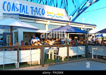 Coastal Taco Bar e chill è uno dei molti riverside stabilimenti di catering per i visitatori di Cleveland piatte lungo il fiume Cuyahoga in Cleveland. Foto Stock