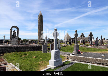 Killmacduagh monastero è una rovina il settimo secolo abbazia vicino alla città di Gort nella Contea di Galway, Irlanda. Fu il luogo di nascita della diocesi di Kilmacdu Foto Stock