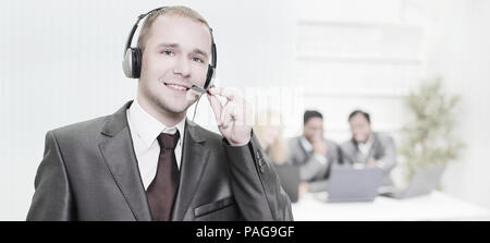 Dipendente responsabile del centro di chiamata con l'auricolare sullo sfondo Foto Stock
