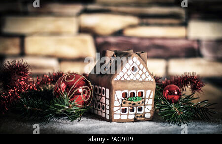 Gingerbread house,palle di Natale. il concetto di celebrati Foto Stock