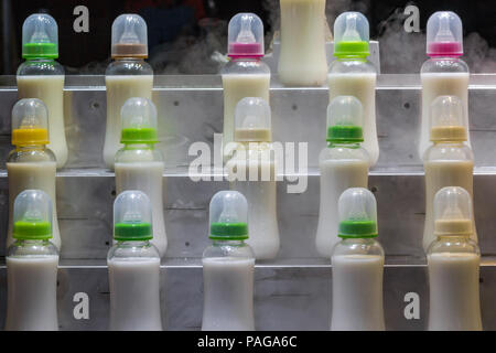 Sezione del preparato di fresco bevande al latte in vetrina contatore nel mercato cinese Foto Stock