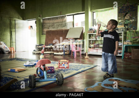 Tre anni di Isacco nella prigione di sottoutilizzate camera Kindergarten Foto Stock