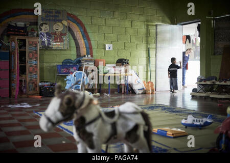 Tre anni di Isacco nella prigione di sottoutilizzate camera Kindergarten Foto Stock