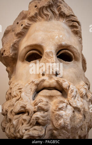 Testa colossale di Zeus, scultore ateniese, Eukleides trovato Aigeira, Achaia, II secolo A.C. Foto Stock