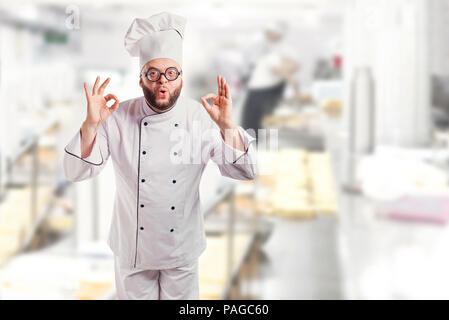 Divertente allegro chef in divisa bianca su sfondo per il testo Foto Stock