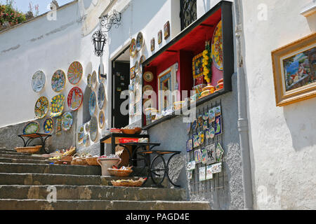 RAVELLO, Italia - Giugno 03, 2012: un negozio di ceramiche a Ravello, Amalfi, Salerno - Italia, Foto Stock