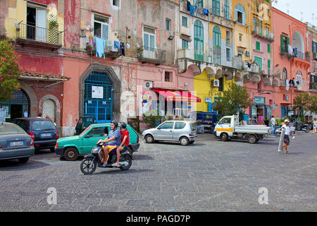 Colorate case dei pescatori di Marina Grande, isola di Procida, il Golfo di Napoli, Italia Foto Stock