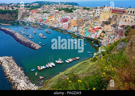 Il villaggio di pescatori di Procida con il porto di pescatori di Marina di Corricella e la Chiesa della Madonna delle Grazie, Procida Golfo di Napoli, Italia Foto Stock