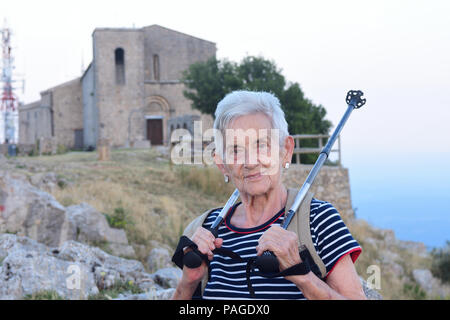 Senior donna escursionista Foto Stock