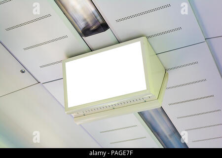 I mezzi di trasporto pubblico interno schermo pubblicitario piccolo Mockup sospesi a soffitto calcolatore elettronico vuoto bianco. Il treno pubblico di uno spazio pubblicitario. Foto Stock