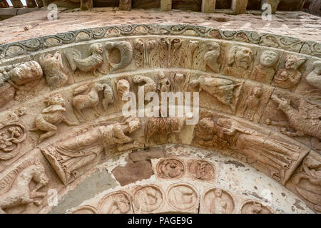 Particolare del portale della chiesa romanica di San Andrés in Soto de Bureba con Agnus Dei fiancheggiato dalla Vergine e San Giovanni Evangelista e di fantastici bestie. P Foto Stock