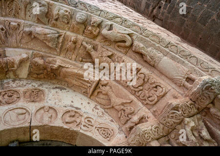 Chiesa in stile romanico di San Andrés del XII secolo in Soto de Bureba, provincia di Burgos, Castiglia e Leon, Spagna Foto Stock