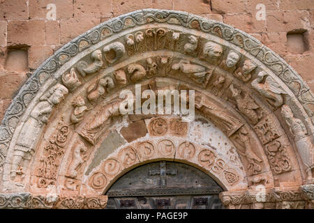 Chiesa in stile romanico di San Andrés del XII secolo in Soto de Bureba, provincia di Burgos, Castiglia e Leon, Spagna Foto Stock