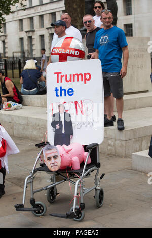 Difesa inglese League Supporters frequentare un rally a Whitehall dove vi sono stati scontri con contro manifestanti da anti-organizzazioni fascista, REGNO UNITO Foto Stock