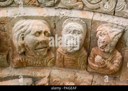 Capi di 3 uomini - sollievo dal portale sud della chiesa romanica di San Andrésin Soto de Bureba, provincia di Burgos, Castiglia e Leon, Spagna Foto Stock