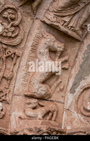 Unicorn. Particolare del portale della chiesa romanica di San Andrés (XII secolo) in Soto de Bureba, provincia di Burgos, Castiglia e Leon, Spagna Foto Stock