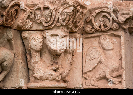 Bestie fantastiche. Particolare del portale della chiesa romanica di San Andrés (XII secolo) in Soto de Bureba, provincia di Burgos, Castiglia e Leon, Spagna Foto Stock