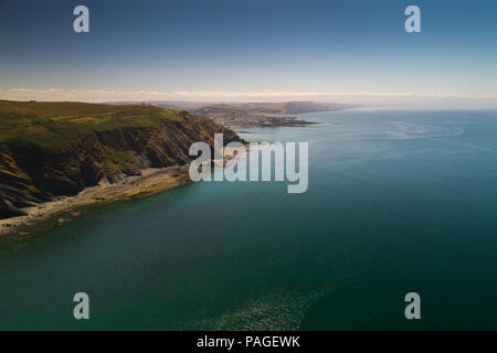 Vista aerea delle scogliere di Constititution Hill , il Galles occidentale sentiero costiero e Aberystwyth su Cardigan Bay, West Wales, estate 2018 Fotografia di UK CAA licenza Operatore drone Foto Stock