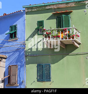 Isola del Giglio, Italia - Luglio 19, 2014:case colorate nel piccolo porto di Isola del Giglio, la perla del Mare Mediterraneo, Toscana - Italia Foto Stock