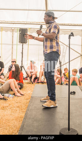 Kent, Regno Unito. 21 Luglio, 2018. 21 Luglio 2018 - Vicari Picnic - Festival di Musica Performance giorno 2 nella tenda di commedia - artista Stephen K Amos Glamourstock Credito Credito: glamourstock/Alamy Live News Foto Stock