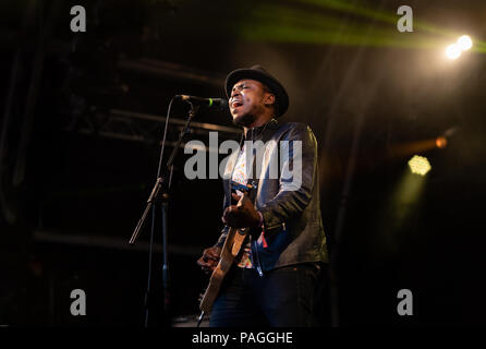 Dorset, Regno Unito. 22 Luglio, 2018. songhoy blues suonare sul palco principale il venerdì notte Credito: Paolo Bevan/Alamy Live News Foto Stock