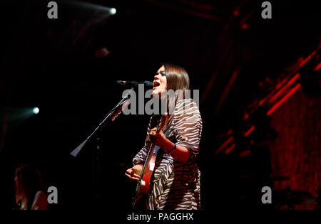 Dorset, Regno Unito. 22 Luglio, 2018. kit di primo soccorso sul palco principale del sabato notte klara soderberg sul credito vocals: Paul Bevan/Alamy Live News Foto Stock