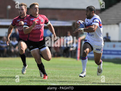 Razzo Mobile Stadium, Wakefield, Regno Unito. 22 Luglio, 2018. Betfred Super League Rugby League tra Wakefield Trinity vs Hull FC; Bill Tupou gare lontano da Hull FC della difesa. Dean Williams/Alamy Live News Foto Stock