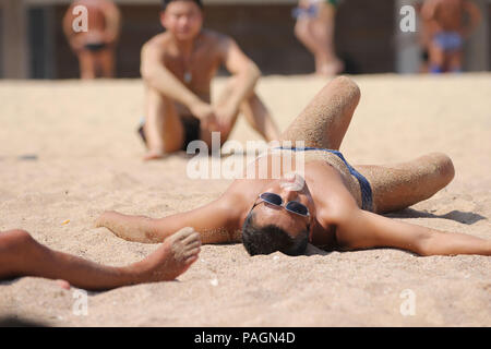 Qingda, Qingda, Cina. 23 Luglio, 2018. Qingdao, CINA-turista a godere della frescura presso la spiaggia di Qingdao, Cina orientale della provincia di Shandong. Credito: SIPA Asia/ZUMA filo/Alamy Live News Foto Stock