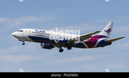 Abbotsford, British Columbia, Canada. 17 Luglio, 2018. Un Flair Airlines Boeing 737-400 (C-FLRS) a corridoio unico corpo stretto aereo jet sull approccio finale per l'atterraggio. La compagnia aerea ha iniziato ultra-low-cost sevice in Canada e ha sede a Edmonton, Alberta. Credito: Bayne Stanley/ZUMA filo/Alamy Live News Foto Stock