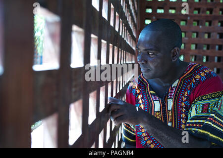 Luglio 16, 2018 - San Basilio de Palenque, Bolivar, Colombia - Palenquero e musicista Andreus Valdes Torres, direttore della Casa de la Cultura di Palenque. San Basilio de Palenque è stata dichiarata Capolavori del Patrimonio Orale e immateriale dell umanità dall UNESCO ed è considerata la prima città libera in America.La parola ''palenque'', ''città murata" e Palenque de San Basilio è solo uno dei tanti walled europee che sono state fondate da schiavi fuggiti come un rifugio nel XVII secolo.it è la sola che sono sopravvissuti .molti del cavo orale e delle tradizioni musicali hanno radici in Palenque' Foto Stock