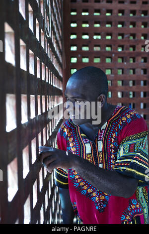 Luglio 16, 2018 - San Basilio de Palenque, Bolivar, Colombia - Palenquero e musicista Andreus Valdes Torres, direttore della Casa de la Cultura di Palenque. San Basilio de Palenque è stata dichiarata Capolavori del Patrimonio Orale e immateriale dell umanità dall UNESCO ed è considerata la prima città libera in America.La parola ''palenque'', ''città murata" e Palenque de San Basilio è solo uno dei tanti walled europee che sono state fondate da schiavi fuggiti come un rifugio nel XVII secolo.it è la sola che sono sopravvissuti .molti del cavo orale e delle tradizioni musicali hanno radici in Palenque' Foto Stock