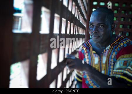 Luglio 16, 2018 - San Basilio de Palenque, Bolivar, Colombia - Palenquero e musicista Andreus Valdes Torres, direttore della Casa de la Cultura di Palenque. San Basilio de Palenque è stata dichiarata Capolavori del Patrimonio Orale e immateriale dell umanità dall UNESCO ed è considerata la prima città libera in America.La parola ''palenque'', ''città murata" e Palenque de San Basilio è solo uno dei tanti walled europee che sono state fondate da schiavi fuggiti come un rifugio nel XVII secolo.it è la sola che sono sopravvissuti .molti del cavo orale e delle tradizioni musicali hanno radici in Palenque' Foto Stock