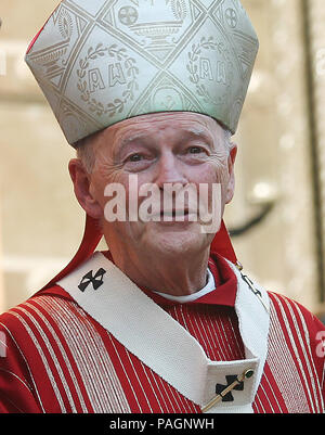 Washington DC - 2 Ottobre 2005 - Il Presidente degli Stati Uniti George Bush assiste 52nd annuale di massa rossa a St. Matthews Cattedrale. Massa rossa è una tradizione che si svolge la domenica prima della Corte suprema di apertura della sessione. Il servizio offre speciali preghiere per la corte e i giudici come cominciano a sentire questa tornata di casi. Questa massa è speciale per il fatto che il nuovo Capo della Giustizia, John G. Roberts, Jr. è di presenze lungo con sua moglie Jane. La first lady Laura Bush era in presenza così come gli Stati Uniti il Segretario di Stato Condoleezza Rice e il capo del personale della Casa Bianca, Andrew Card. Foto Stock