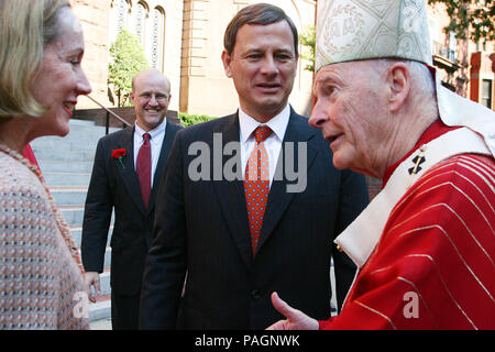 Washington DC - 2 Ottobre 2005 - Il Presidente degli Stati Uniti George Bush assiste 52nd annuale di massa rossa a St. Matthews Cattedrale. Massa rossa è una tradizione che si svolge la domenica prima della Corte suprema di apertura della sessione. Il servizio offre speciali preghiere per la corte e i giudici come cominciano a sentire questa tornata di casi. Questa massa è speciale per il fatto che il nuovo Capo della Giustizia, John G. Roberts, Jr. è di presenze lungo con sua moglie Jane. La first lady Laura Bush era in presenza così come gli Stati Uniti il Segretario di Stato Condoleezza Rice e il capo del personale della Casa Bianca, Andrew Card. Foto Stock