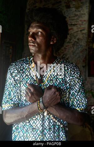 Luglio 16, 2018 - San Basilio de Palenque, Bolivar, Colombia - musicista e cantante Andris Padilla Julio, membro della prossima musica colombiana gruppo Kombilesa Mi, e creatore del nuovo genere letterario chiamato Rap Folkloriko Palenquero, una fusione di urban rap, cantato nel linguaggio di palenque e incorporando ritmi tradizionali della zona. San Basilio de Palenque è stata dichiarata Capolavori del Patrimonio Orale e immateriale dell umanità dall UNESCO ed è considerata la prima città libera in America.La parola ''palenque'', ''città murata" e Palenque de San Basilio è solo una delle molte comunità di murata che abbiamo Foto Stock