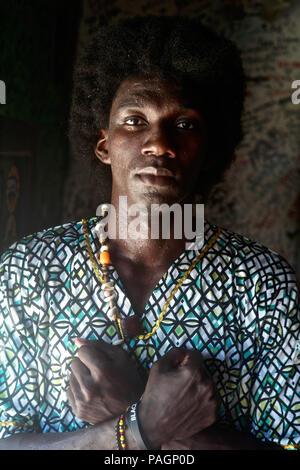 Luglio 16, 2018 - San Basilio de Palenque, Bolivar, Colombia - musicista e cantante Andris Padilla Julio, membro della prossima musica colombiana gruppo Kombilesa Mi, e creatore del nuovo genere letterario chiamato Rap Folkloriko Palenquero, una fusione di urban rap, cantato nel linguaggio di palenque e incorporando ritmi tradizionali della zona. San Basilio de Palenque è stata dichiarata Capolavori del Patrimonio Orale e immateriale dell umanità dall UNESCO ed è considerata la prima città libera in America.La parola ''palenque'', ''città murata" e Palenque de San Basilio è solo una delle molte comunità di murata che abbiamo Foto Stock